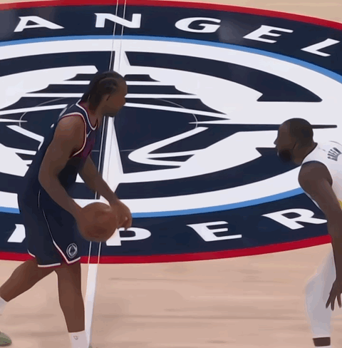 格林真的防住卡子了吗？全场对位告诉你答案！ 伦纳德与格林的对位第一球就...