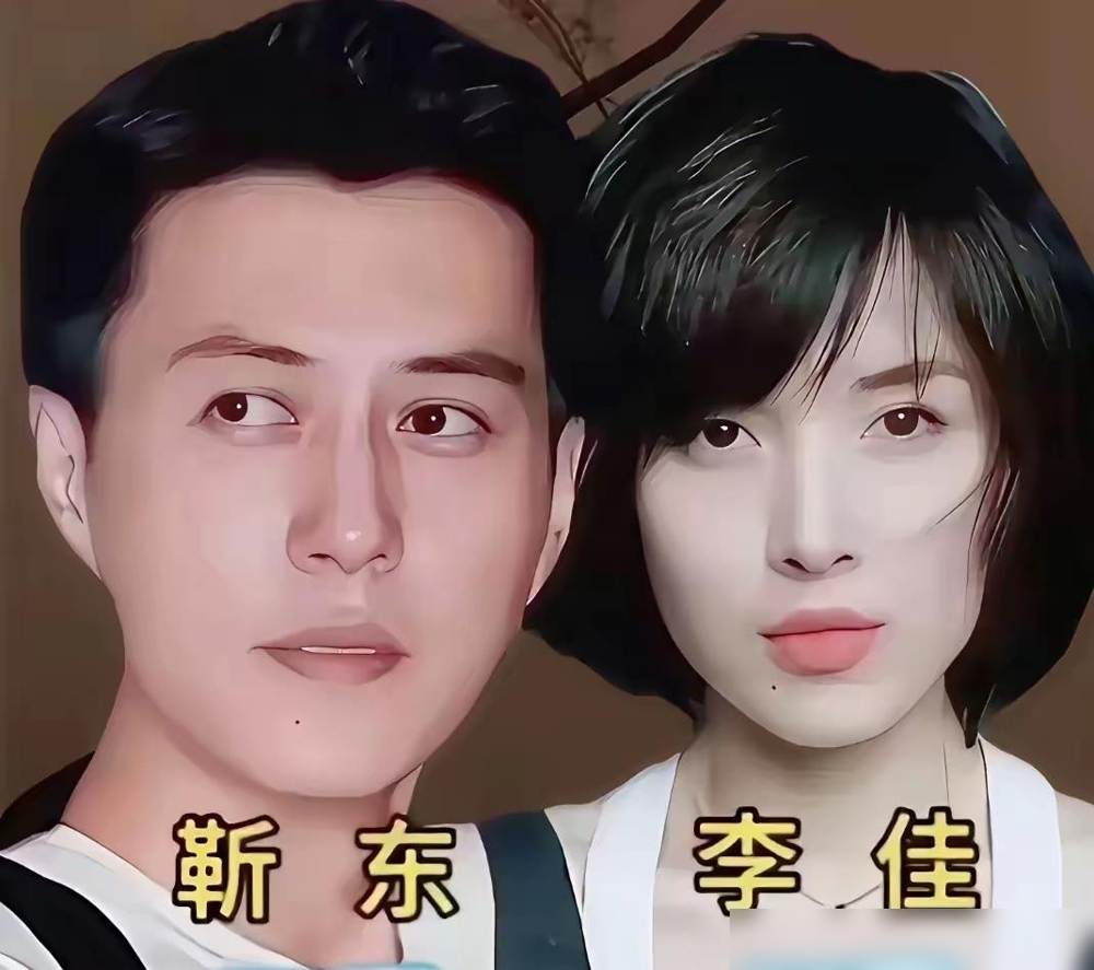 领证那天，靳东和李佳回出租屋煮了一碗面。没车队，没大操大办。他爹当年死活不同意，嫌女方离过婚。靳东愣是扛住了。这俩人婚后挤在租来的房子里，一碗热汤面当喜宴，就这么把日子过起来了。再看现在满屏的世纪婚礼，今天晒鸽子蛋，明天秀转账记录。越缺什么，越演什么。真正的日子是关起门来过的，不是打开摄像头过的。能
