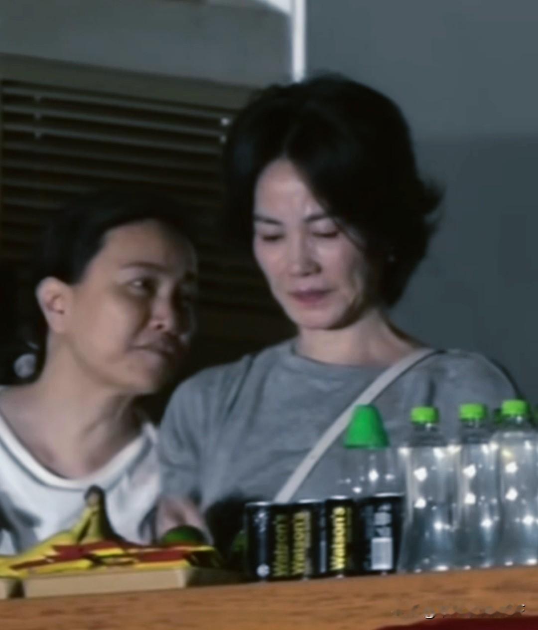 谢霆锋开演唱会经常把王菲叫过去炒作一把，那英开演唱会也把王菲叫过去，王菲成了活招牌了？别看她面对粉丝一言不发，与粉丝面对面与她打招呼也是不理不睬的，人家只是对普通人不理不说话而已！