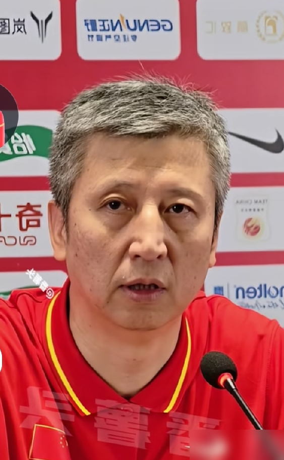 杜锋带男篮那会，打日本四场全赢，场均净胜15分往上。现在倒好，止步八强，输得窝囊。
日本队玩的那套快速转换、小阵容冲击，说白了就是杜锋在广东宏远练出来的东西。全场紧逼，五上五下，用速度拖垮你的阵地防守。
郭士强偏重落位、磨半场，碰上这种不要命的跑轰，几个回合就跟不上节奏了。
2021年那四场，