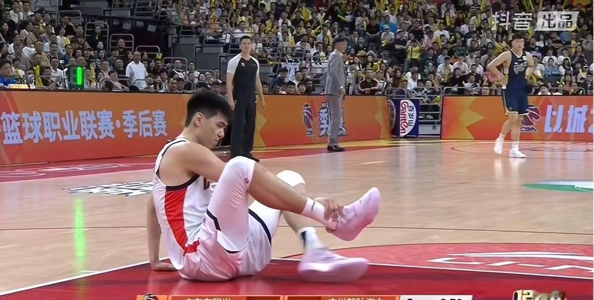 杜锋头也不回走进更衣室：广东被旧将彻底打崩，天都要塌了！