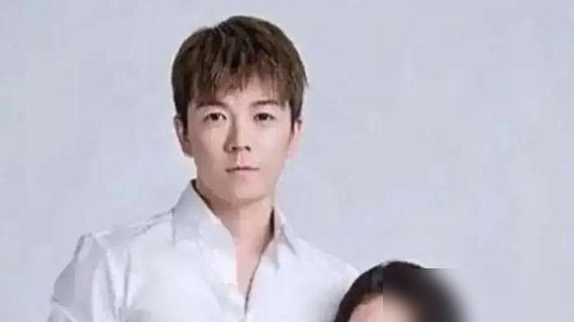 2017年，怀着二胎的吴雅婷听到王栎鑫极其平静地说：“等生完这个，你去谈个真正喜欢的男朋友吧，咱俩真不合适。”



换作旁人大概会歇斯底里，但她没有。

女人在一段关系里彻底死心，往往没有任何哭闹。她只是在第二天把字据留在桌上，甚至在临盆前一个月，冷静地催促丈夫去外地剧组拍戏。

“手术单我妈能签