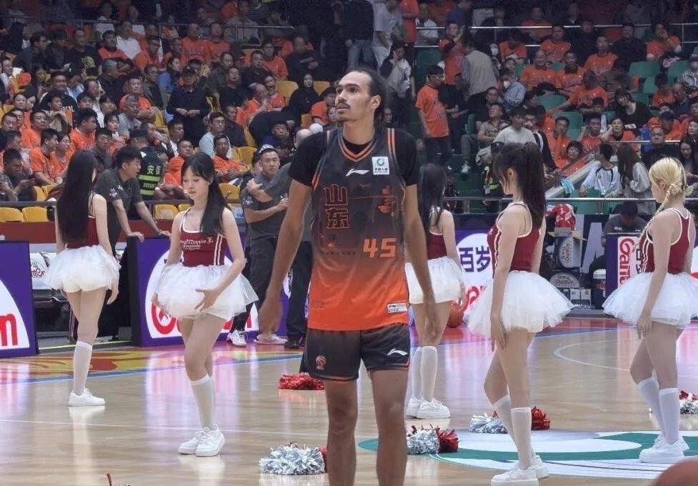 班顿在开拓者场均16.7分，来CBA第一场16投4中，三分球6投1中，正负值-18，全队最低。山东84比95输辽宁。
班顿：16.7分的简历，16投4中的答卷
山东高速签班顿的时候，媒体把数据摆得很清楚：2023—24赛季在开拓者，场均16.7分、4.8个篮板、3.6次助攻，30场比赛里8场首发。波