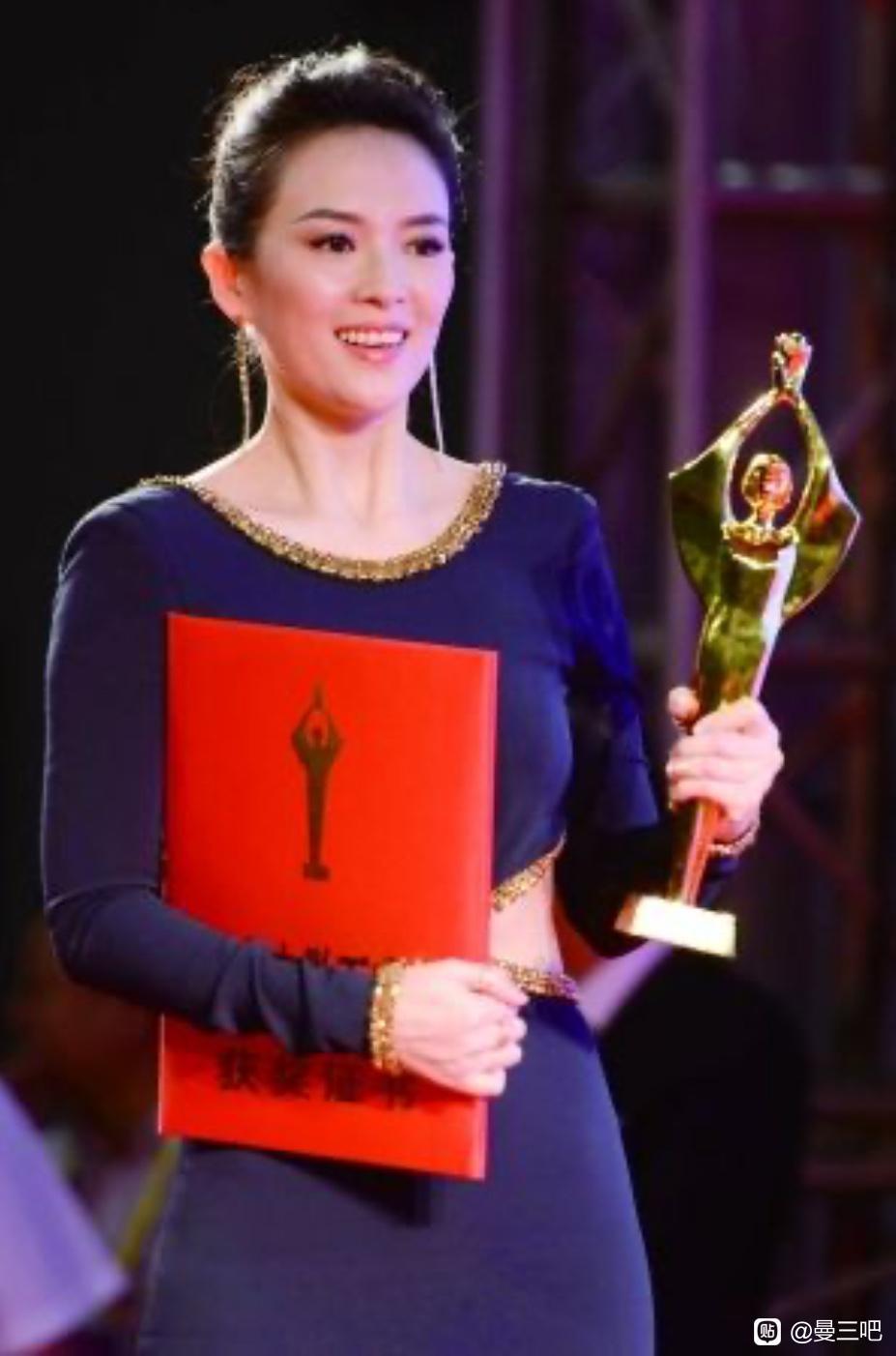 有谁还记得2014百花奖姨和燕子互怼？
燕子先上台，凭《致青春》拿最佳导演，击败王家卫《一代宗师》。
燕子感言：对着台下本片女主角杨子姗说：“不管你得不得奖，你永远都是我心目中的最佳女主角。”
后面姨上台，凭《一代宗师》拿最佳女主角
姨感言，对着台下王家卫，套用燕子那句句式：“不管你得不 ​