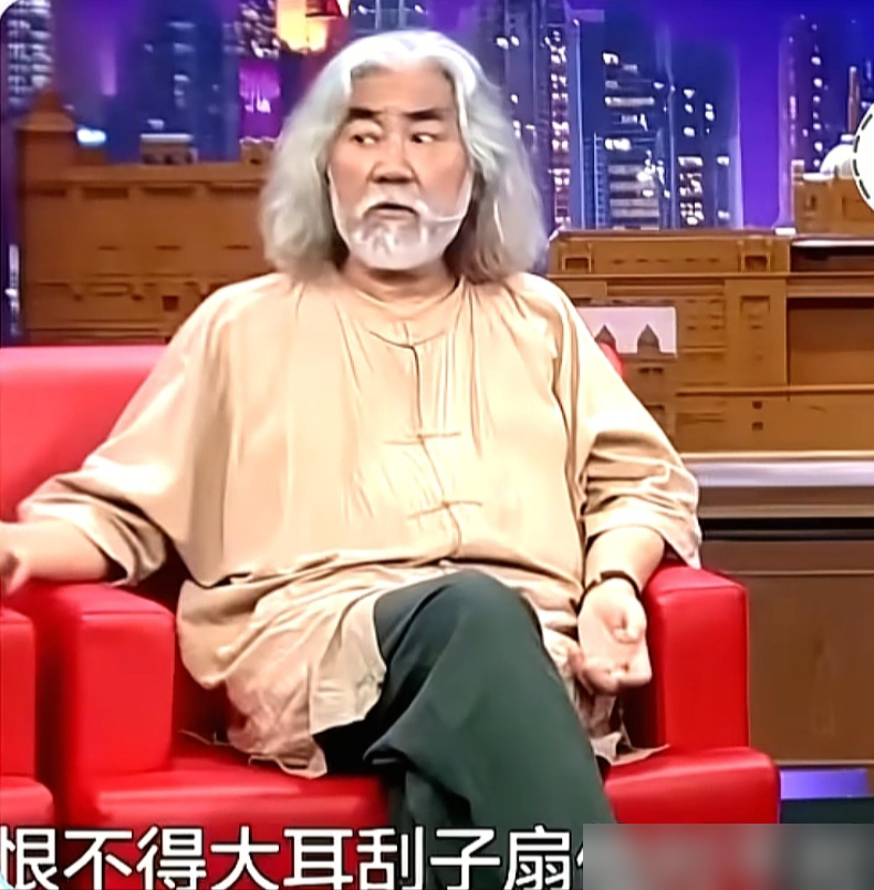 张纪中当年拍《笑傲江湖》，男一号邵兵演了十天，直接被轰出剧组。不是演技差，是飘了。打电话要四个助理，台词不背，全组人等他一个。张纪中咬牙硬亏100万，换人。李亚鹏连夜进组，剧本都没捂热就上。
结果呢？2001年首播，被骂成筛子。豆瓣5.5分，金庸亲自下场说改得太多。李亚鹏被批木讷，没有令狐冲的浪子