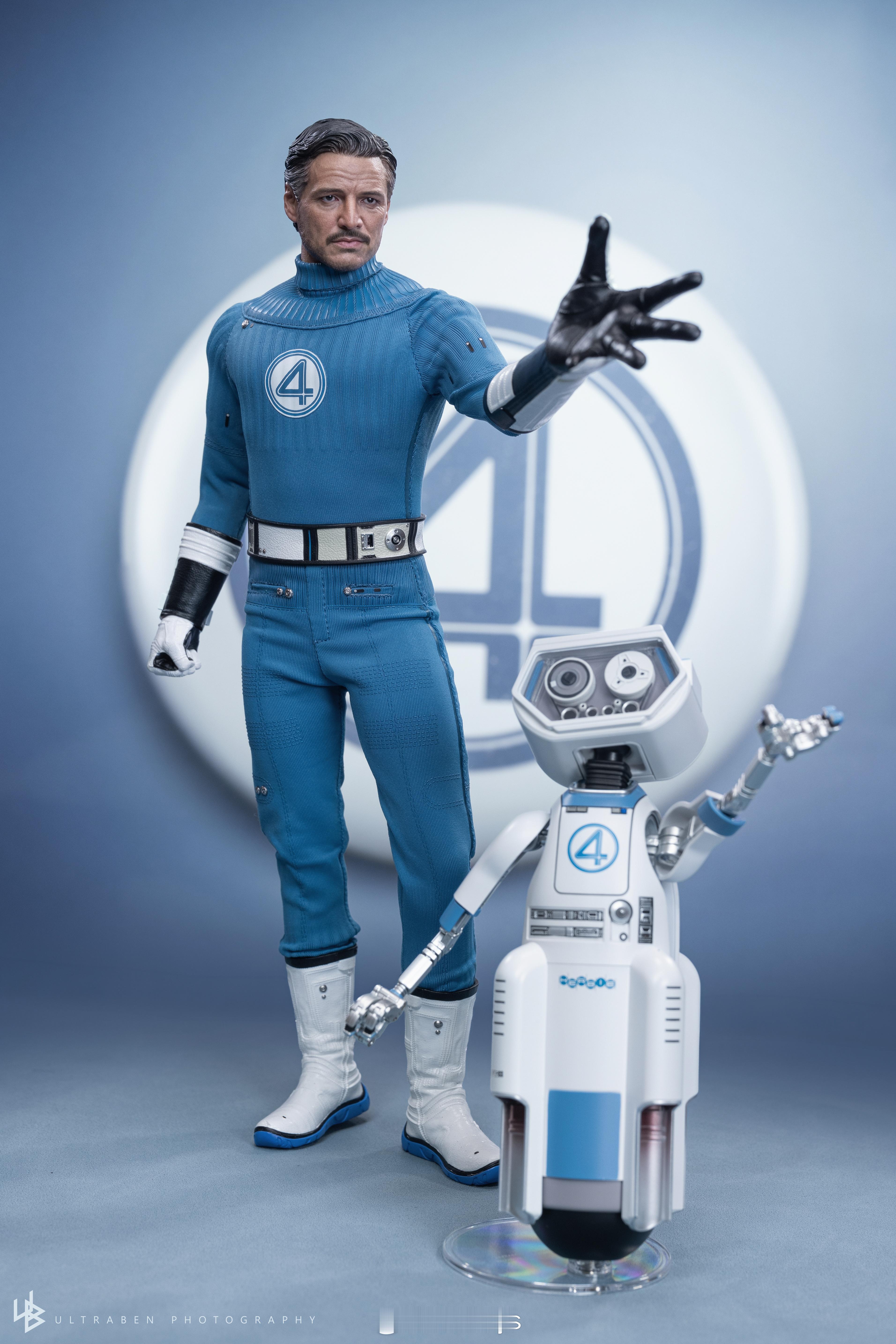 #Hot Toys出货预告#   #神奇先生#

Hot Toys参照电影《神奇4侠：初露锋芒》中神奇先生的造型设计，打造1:6比例珍藏人偶及H.E.R.B.I.E.套装。
高像真角色头雕还原佩德罗·帕斯卡的面部轮廓及他所饰演的「神奇先生」里德·理查兹角色神韵，细腻雕刻出皮肤皱纹、发丝及胡须细节，并配备可动眼球设计。
两款 ​