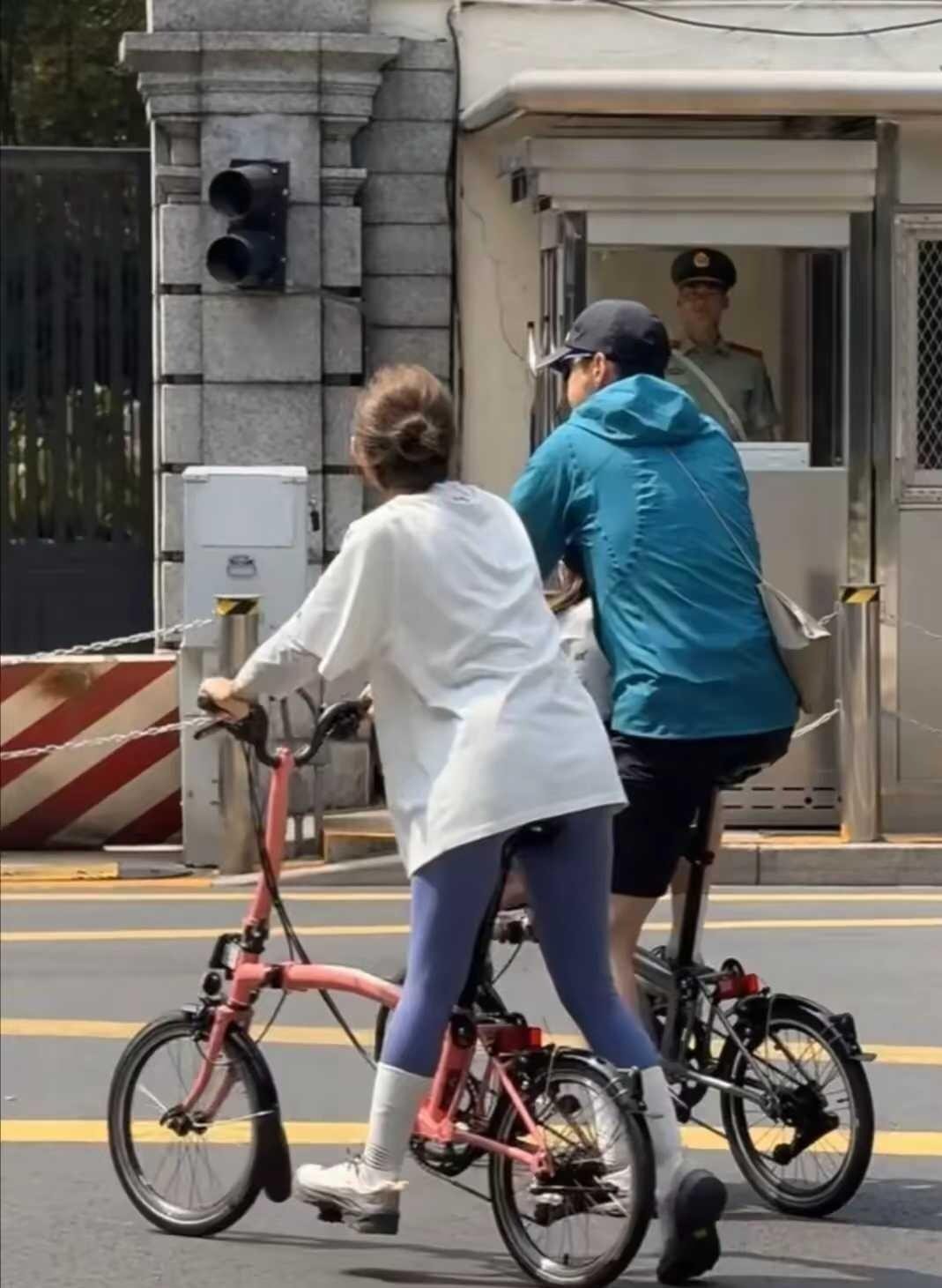 胡歌骑车带娃还帮老婆背包，黄曦宁空着手在旁边走，这一幕比任何恩爱通稿都真实。网友偶遇的照片里，胡歌车前坐着女儿小茉莉，肩上斜挎着女式包，黄曦宁轻松跟在旁边。两人从2015年共事至今，她做过他造型助理，后来是执行经纪人，相识七年才结婚。外人总说黄曦宁高攀，可婚姻哪有什么高攀？她见过他最狼狈的样子，他懂