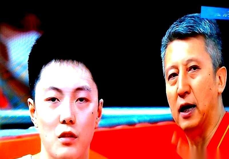 队长胡明轩刚从十九岁的李悦洲手里要过球，转头就传给了沙特队队员让对方快攻拿走两分。
赵继伟和赵睿因伤缺阵，硬生生把这个得分后卫逼到了自己最不适应的一号位上去。
场边的教练席对这波失误没吭声，转播镜头也没敢给特写。
明眼人一看就知道这问题出在哪儿。
不是技术不家，是整个战术框架都在生搬硬套。
这就好比