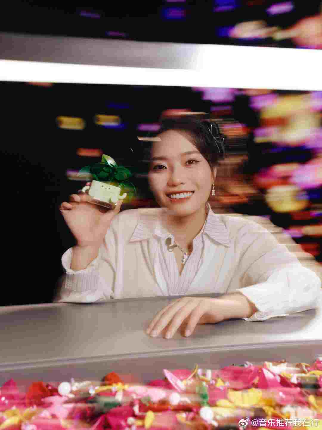 #马思纯手绘李雪琴庞博# 正片的温柔没看够，花絮的细节直接狠狠戳心！马思纯的简约简笔画太有温度了，李雪琴看到画作的瞬间，一眼认出三年前的自己，就连旧时的发型细节都精准捕捉。最好的友情大抵就是如此，时光流转，彼此的模样与回忆，始终被好好珍藏，细腻又治愈。 ​