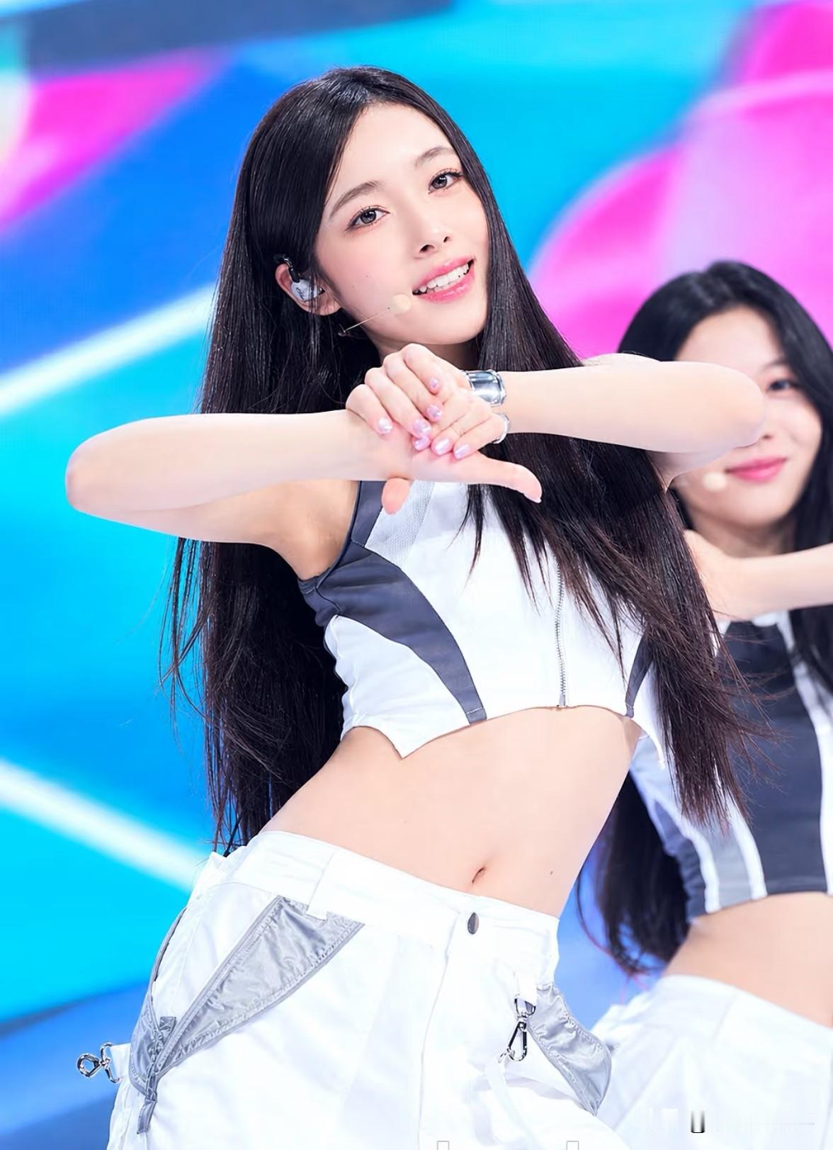 刚官宣在韩国出道的13岁中国女孩盛艾敬，父母名下多家公司合计被执行三百四十五万，从2024年开始就拖欠员工工资，签了分期还款协议只履约三个月就违约，不少讨薪员工还被直接拉黑。
夫妻俩对外喊经营困难没钱还债，给女儿砸演艺相关的开销却一点不手软，海外参赛，高端街舞培训，拍国际品牌广告，单是一场世界舞蹈大