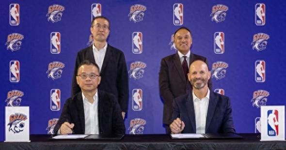 NBA首次牵手CBA球队！上海久事与NBA中国澳门签约，精英球员培养、赛事交流、教练员培训、管理人员交流四大领域全面合作。
2026年8月28日晚，上海体育馆。CBA卫冕冠军上海久事大鲨鱼男篮坐镇主场，迎战NBA G联赛联队。四节战罢，比分定格在84比96，上海队落败，李添荣砍下25分，偰李永炜贡献