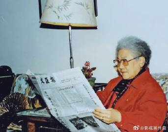 小时候念错过两个字，至今还记得很清楚：一个是将张瑞芳老师手中拿的《文汇...