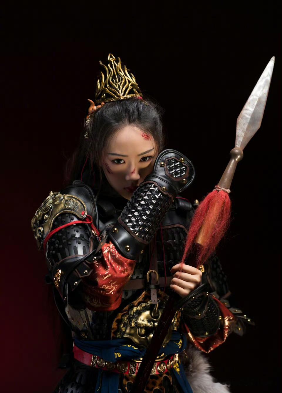 吴尊说不担心女儿
这还真不是他的真心话
评论区一句我怕我会起杀心，才是吴尊的真实写照

女儿18岁了，还穿上婚服拍照，看着也不是柔弱的女子，而是英姿飒爽的女汉子。

吴尊这样养女儿才是最好的，能独立面对风雨，哪怕没有风雨，也要女子有和男主一样的英雄气概。

从综艺里小心翼翼哄娃，到看着女儿试传统华服