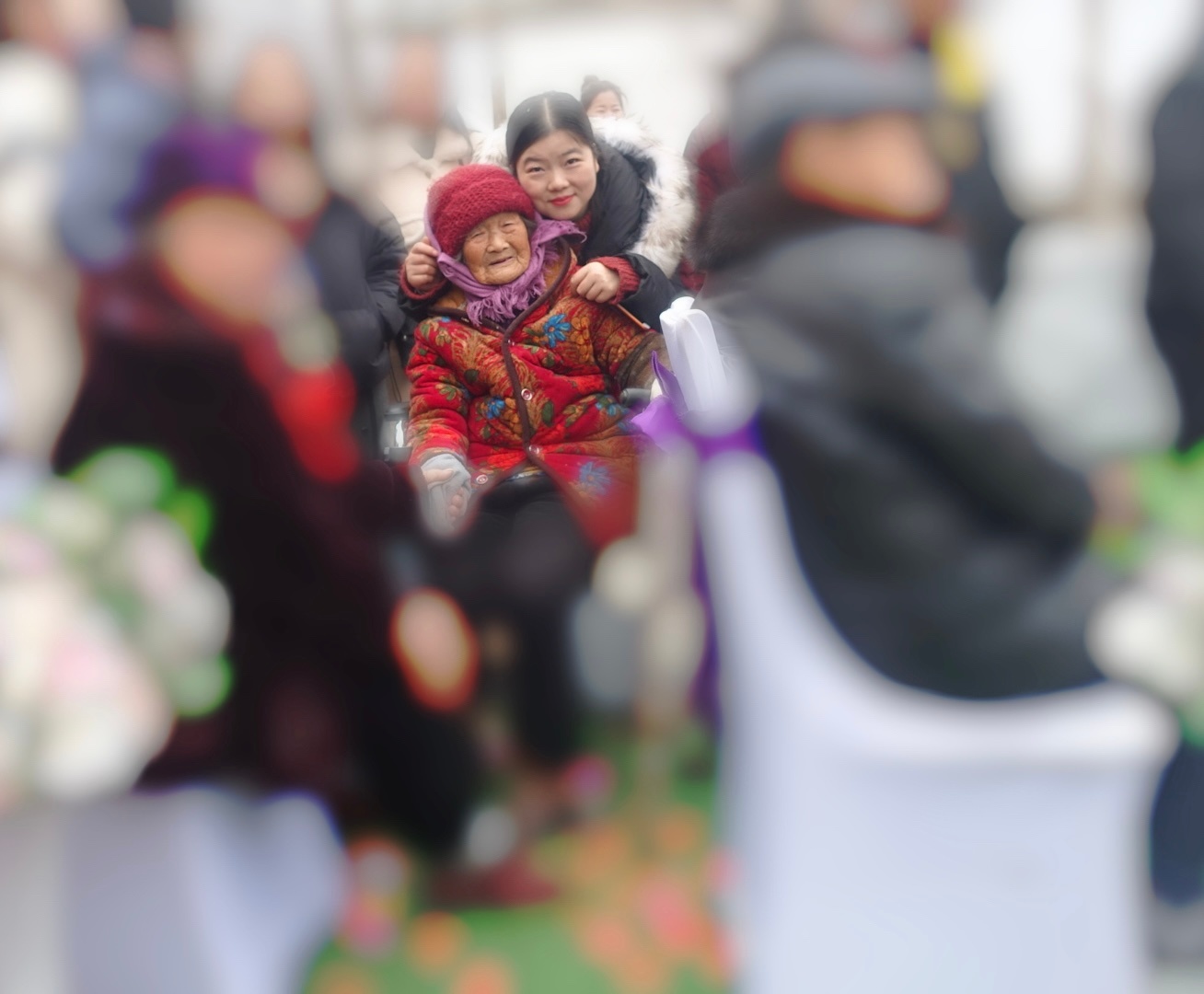 爸爸在家庭群里发消息说“息姑奶奶老啦。”
我一瞬间恍惚，记忆里只有两个姑奶奶，一个姑奶奶远嫁山东，记忆中只见过几次面，去世好几年了，没有什么回忆。
还有一个就是大姑奶奶，但是我从来不知道大姑奶奶叫什么名字，我抱有侥幸的问了一句，息姑奶奶是哪一个，得到肯定的回答就是大姑奶奶。
一瞬间 ​