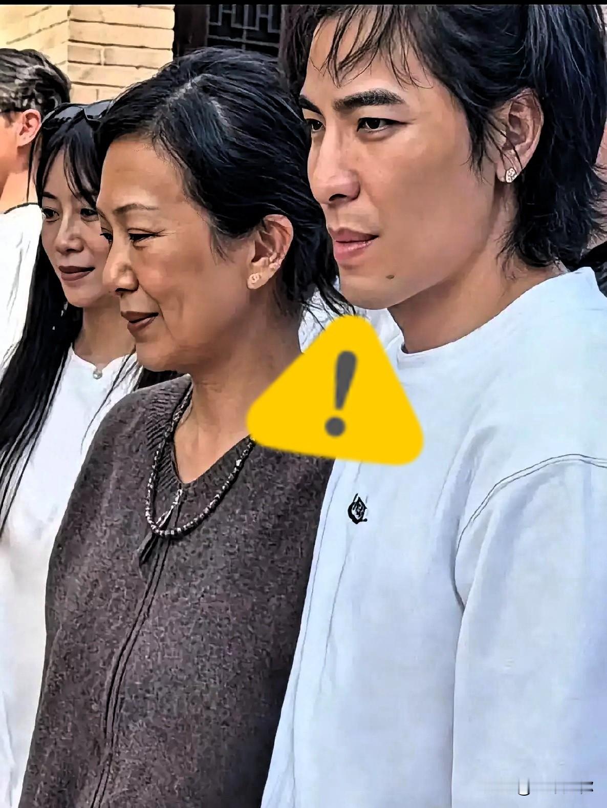 搞不懂萧敬腾，他还有什么把柄在经纪人手里吗，娶了个年纪这么大的，都有老人味了吧，看这个状态也不想要孩子了，可是不要孩子，赚那么多钱有什么用呢？

咱们先把这口气咽回去。你嘴里的“老人味”，是纽约理工学院双硕士。

林有慧带过F4、张惠妹、莫文蔚，2007年签下萧敬腾时，他19岁，内向、有阅读障碍、啥