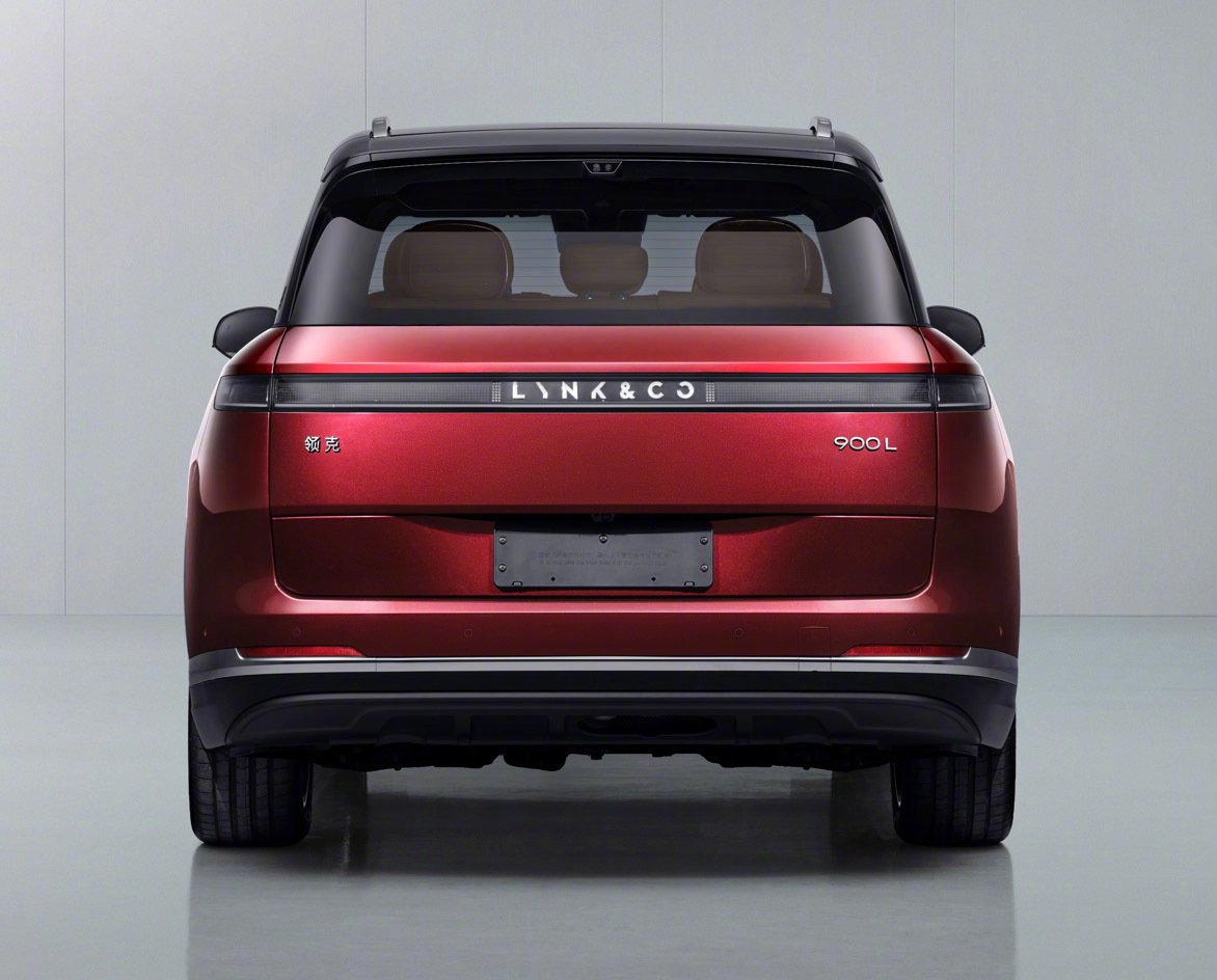 #领克900L申报图曝光# 🚗

外观方面，这一次新增的酒红色车漆，看着非常有质感！

前脸采用贯穿式前灯组，搭配大尺寸黑色蜂窝格栅，依旧有着旗舰车型的强大气场。细节上，相比现款领克900的全隐藏式门把手，它变成了半隐藏式门把手。

此外，车身长度增加4cm，两款车型长宽高均为 5280/1999/1810毫米，轴距 3170毫米，且均为7座布局。

其它方面信息目前透露比较少，大家也可以持续关注一下[doge]