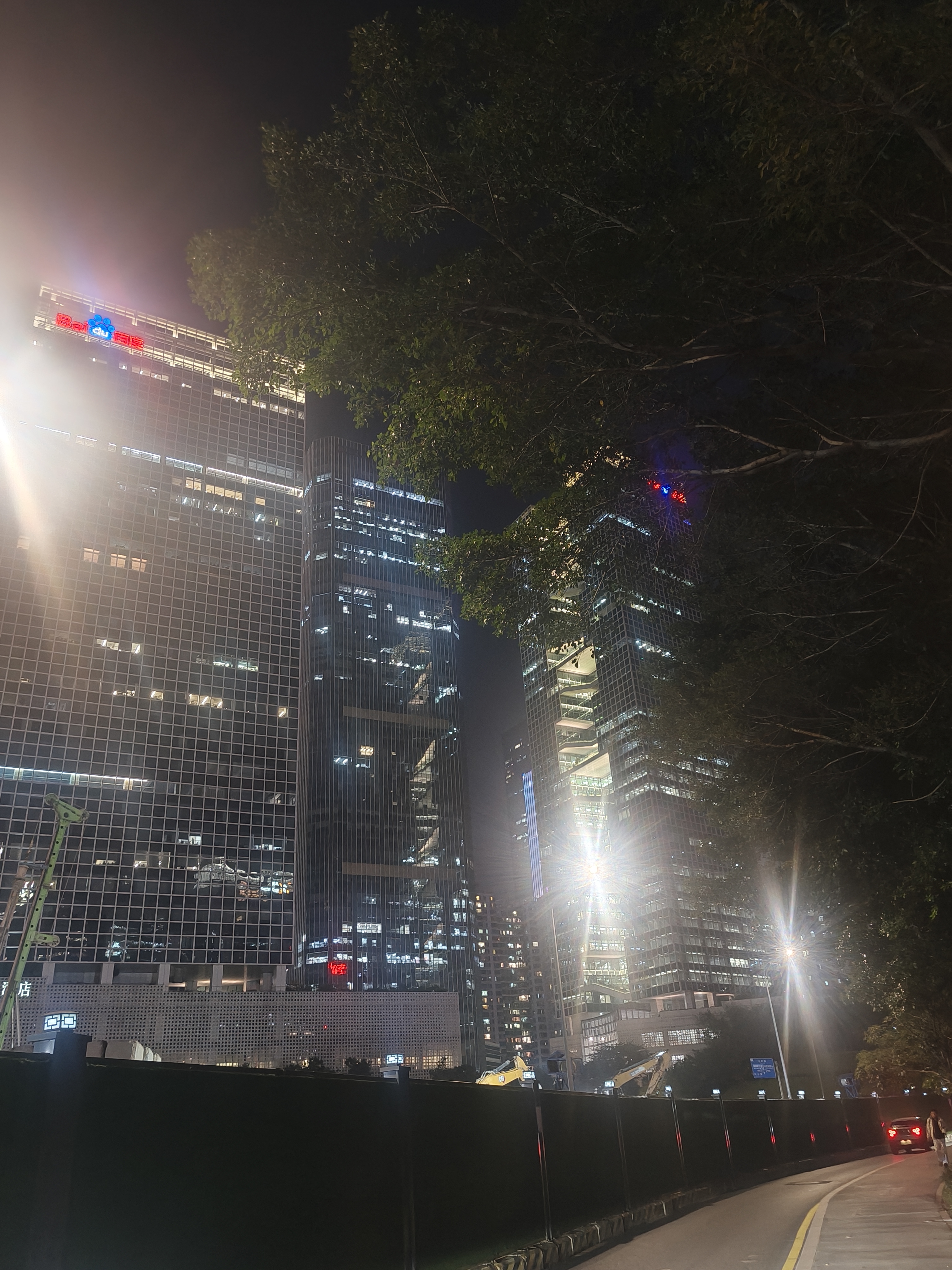 今晚加班到快9点，走出写字楼，抬头看见对面几栋楼的灯还亮着一整片，一格一格的，像从来没关过。我站在路边拍了一张。

20年前我在北京做互联网，那时候赶项目，通宵是家常便饭。凌晨三点的楼里还是满的，我们那批人真觉得，能熬就是本事。

今天刷到个热搜，说有公司因为单休招不到人，干脆改成