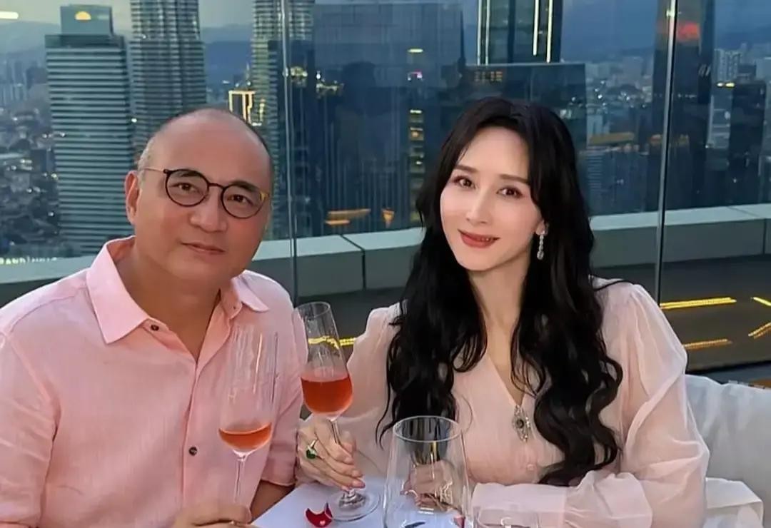 同样是奔着豪门去的，怎么人家胡静就能在马来西亚当了17年的阔太太，至今没翻车

你看李湘、黄圣依、李小冉这几个，当年风光大嫁，结果最后还是各奔东西。女明星想靠豪门躺平，可现实往往是过不了几年，富豪老公的资产要么缩水，要么直接破产，到头来还得自己复出拍戏养家，豪门梦碎得稀里哗啦

“但胡静却是个例外”