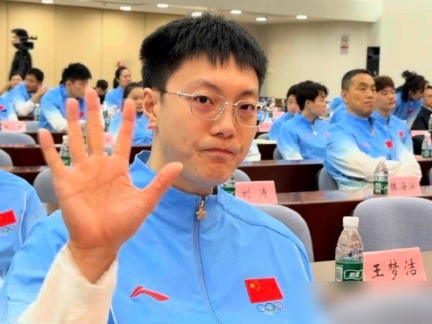 赵继伟伤退后，那个曾被全网痛骂的胡明轩，一声不吭地接过了中国男篮的权杖。
9月4日的亚运代表团动员大会上，镜头扫过，胡明轩作为男篮代表稳坐其中。这不是普通的开会，这是央视镜头盖戳的核心排面。
如今这支国家队，平均年龄不到24岁。后卫线青黄不接，郭士强把最烫手的指挥棒，直接塞到了他手里。
从备受