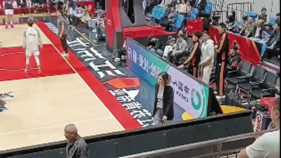 能看得出来江苏肯帝亚徐佳妮徐总身上背负着不小压力，赛前镜头捕捉到她深吸一口气，神情紧绷。
新赛季江苏男篮目前依旧处在联赛下游，球队想要突围难度不小。队内核心、队长庞峥麟的状态起伏不定，作为持球大核，他的发挥会直接影响球队的进攻运转。
新赛季长路漫漫，希望球队能够尽快调整，找到稳定的 ​