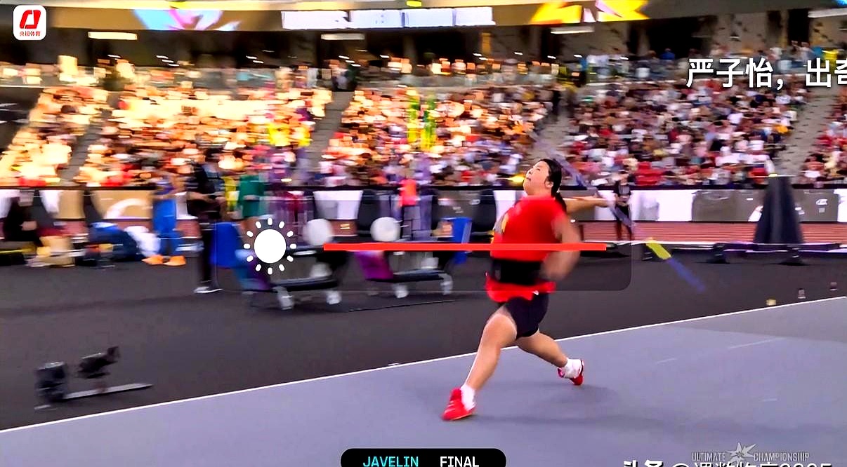 第一投出手那一瞬，标枪像割开空气，68.05米，记分牌还没亮，掌声先到。
这一枪