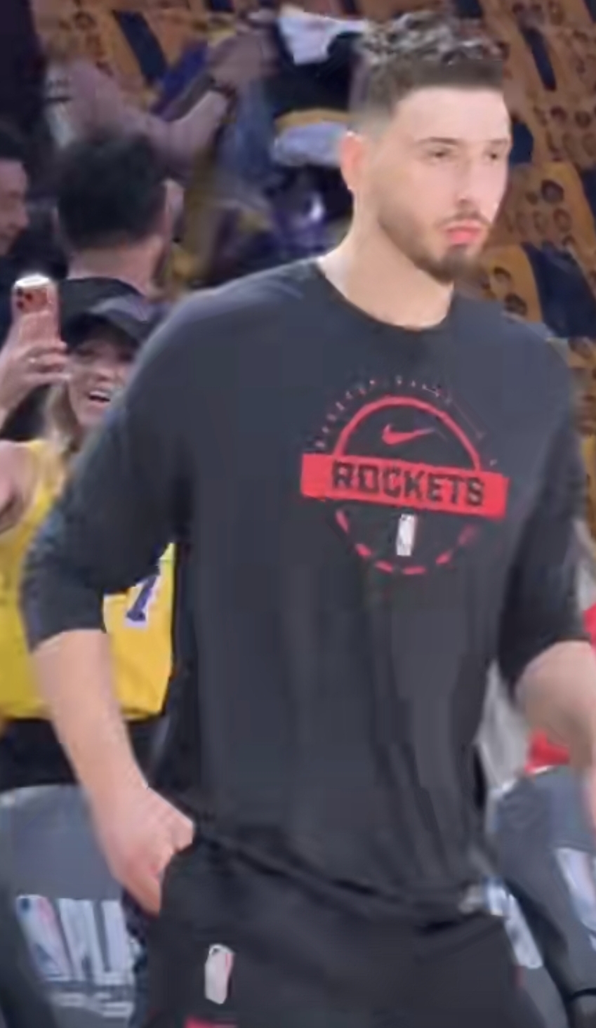 申京其实真的没有必要去解释。 在火箭和湖人G1比赛前詹姆斯入场的时候...