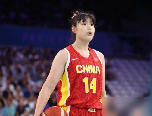 李月汝护照丢失原因曝光！
李月汝身体状态完好，本来已经做好准备去德国打女篮世界杯，最后却没能进入参赛名单，不是伤病，也不是俱乐部不放人，就是两本护照在美国邮政运输途中弄丢了。
因为这该死的USPS美国邮政，中国女篮在2026年世界杯直接少了一员内线大将。李月汝缺阵，内线压力全落到了韩旭和新人张子