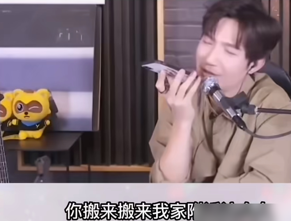 陈楚生直播被要求连线朋友说想你了，弹幕全刷张远苏醒，他手一划，拨给了王啸坤。
俩人一开口就是老熟人那味儿，王啸坤那边正做饭呢，陈楚生上来一句想你了，对面直接笑骂回来，没半点客套。
网友顺藤摸瓜一挖，这俩是真共过患难的。早年陈楚生最难的时候，常去王啸坤家蹭饭，一住好几天。后来想合作，阴差阳错没成。
