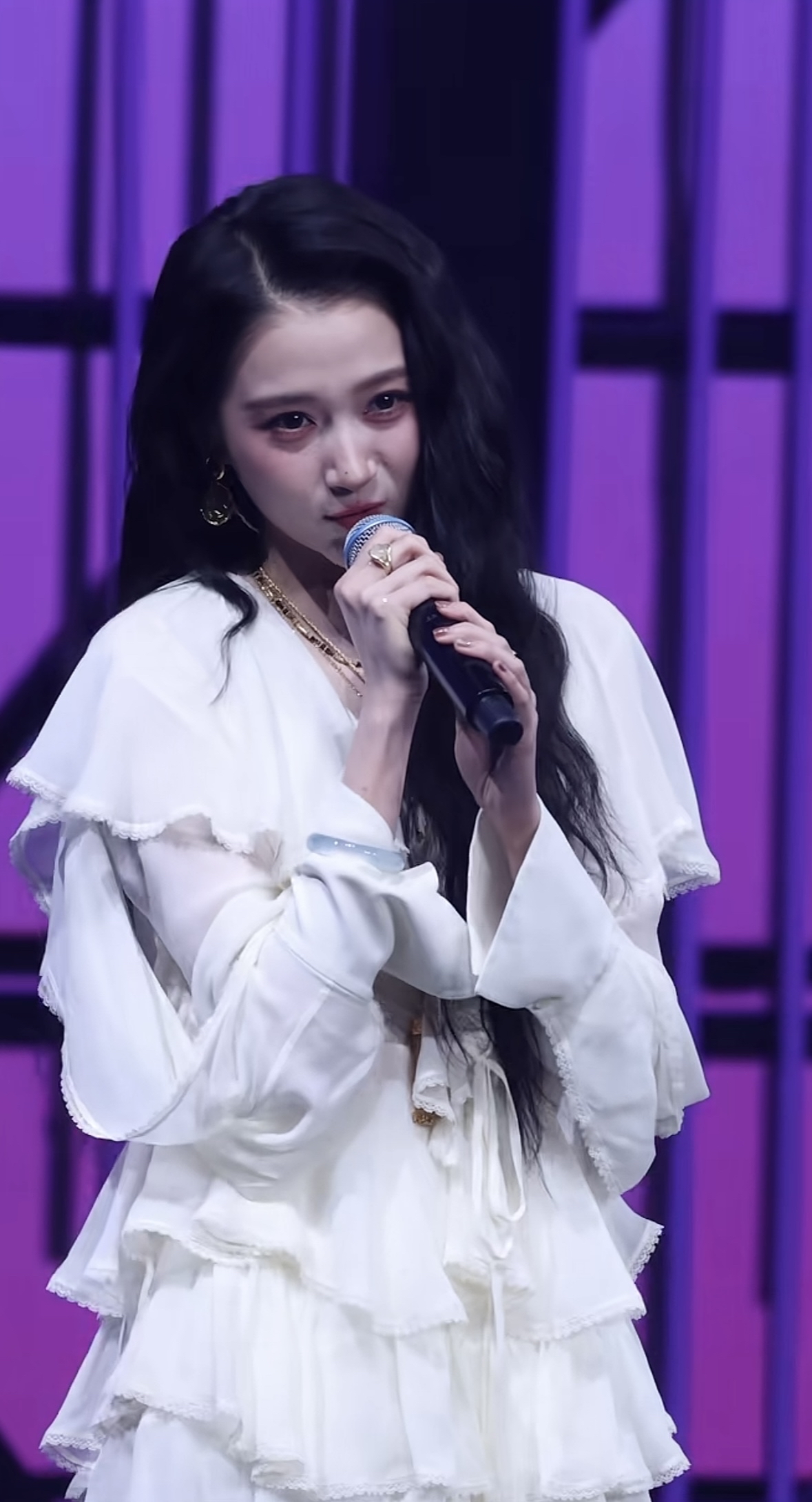 这样的国民闺女谁不爱呢

关晓彤惊喜现身宋雨琦广州演唱会，一袭白色荷叶长裙，黑卷发造型好美，两人合唱《一个像夏天一个像秋天》，氛围感拉满✨
关晓彤