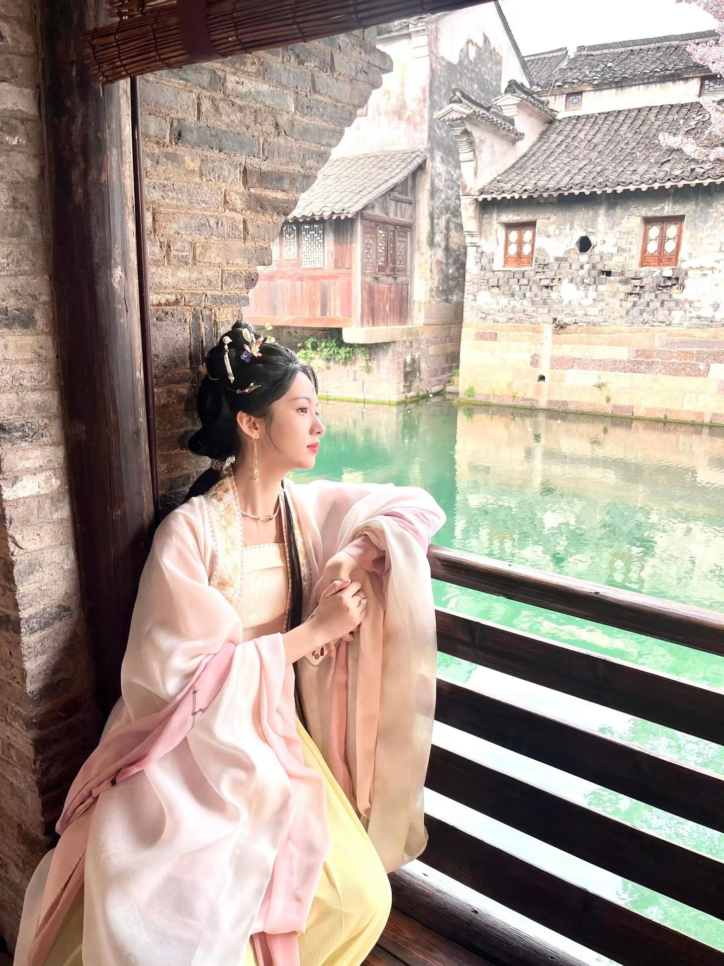 中国演技实力派演员、新一代国民女神周也主演的权谋复仇古装剧《一瓯春》正在热播，爱奇艺飙升榜第一、热播榜第二好剧，特别值得一看周也 一瓯春 周也谢清圆 古偶剧推荐