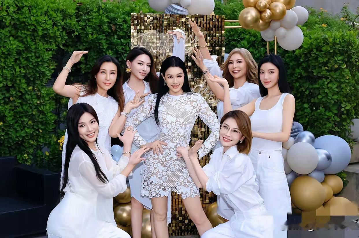 56岁钟丽缇人生赢家，三个漂亮女儿，三婚还嫁了一个小鲜肉比自己小12岁老公，56岁女人绝经了，他有一个小老公这么爱她，今天过生日氛围感拉满，和小老公甜蜜亲吻，女人多少岁都需要爱情，张伦硕给老婆足够幸福感，钟丽缇幸福女人。