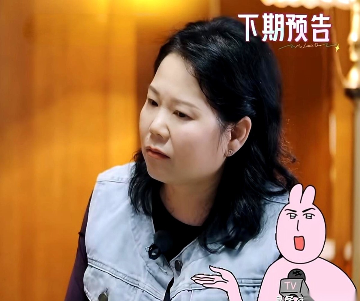 芒果台最新放出的这截预告片里，张家齐的妈妈又坐回了镜头正中央。
前一期女儿还在观察室里小心翼翼，问能不能再观察一下她们母女，后脚妈妈就出现在了返场录制里。
一坐定，她先当着所有人的面认低，嘴里念着女儿是天才、自己是笨蛋，接着一抬手，直接问李松蔚要微信，说要向专家请教怎么去爱孩子。
这一套动作下来，屏