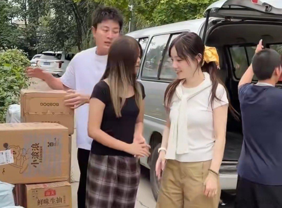 贾乃亮的隐忍你就学吧 这样居然还能同框 ​