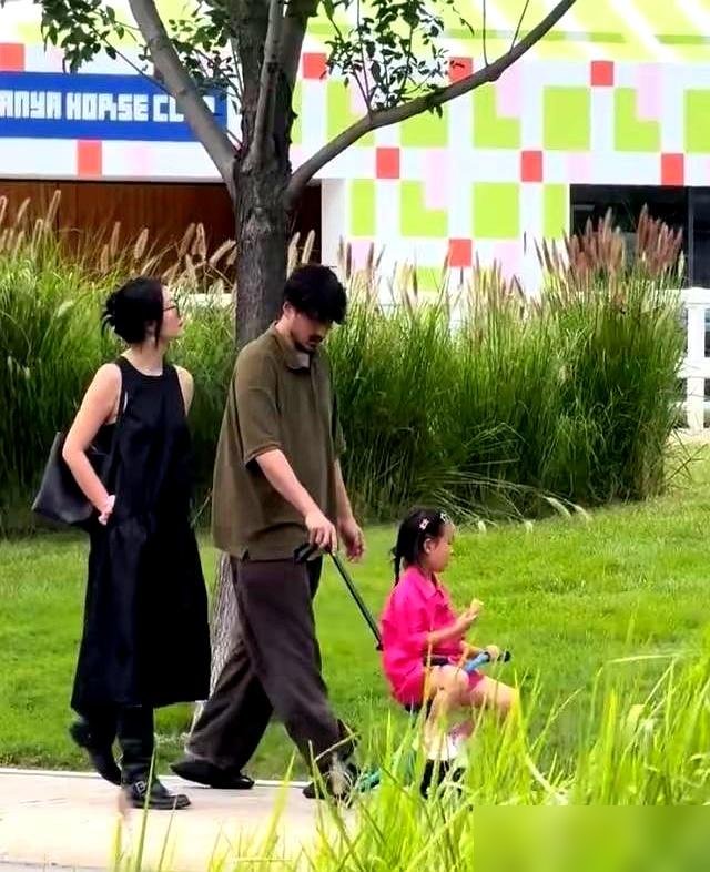 刚拿了东京影帝，转头就穿拖鞋在路边推婴儿车。王传君这反差，真没把“明星”当回事。
胡子拉碴，大裤衩，脚踩一双旧拖鞋，推着孩子慢悠悠走。旁边的齐溪一身黑裙，精致利落。俩人同框，像两个世界的人，又莫名和谐。
想起他拿金麒麟那天说的话：“我配得感很低，成为焦点让我恐惧。”别人拿奖恨不得全网通稿，他倒好