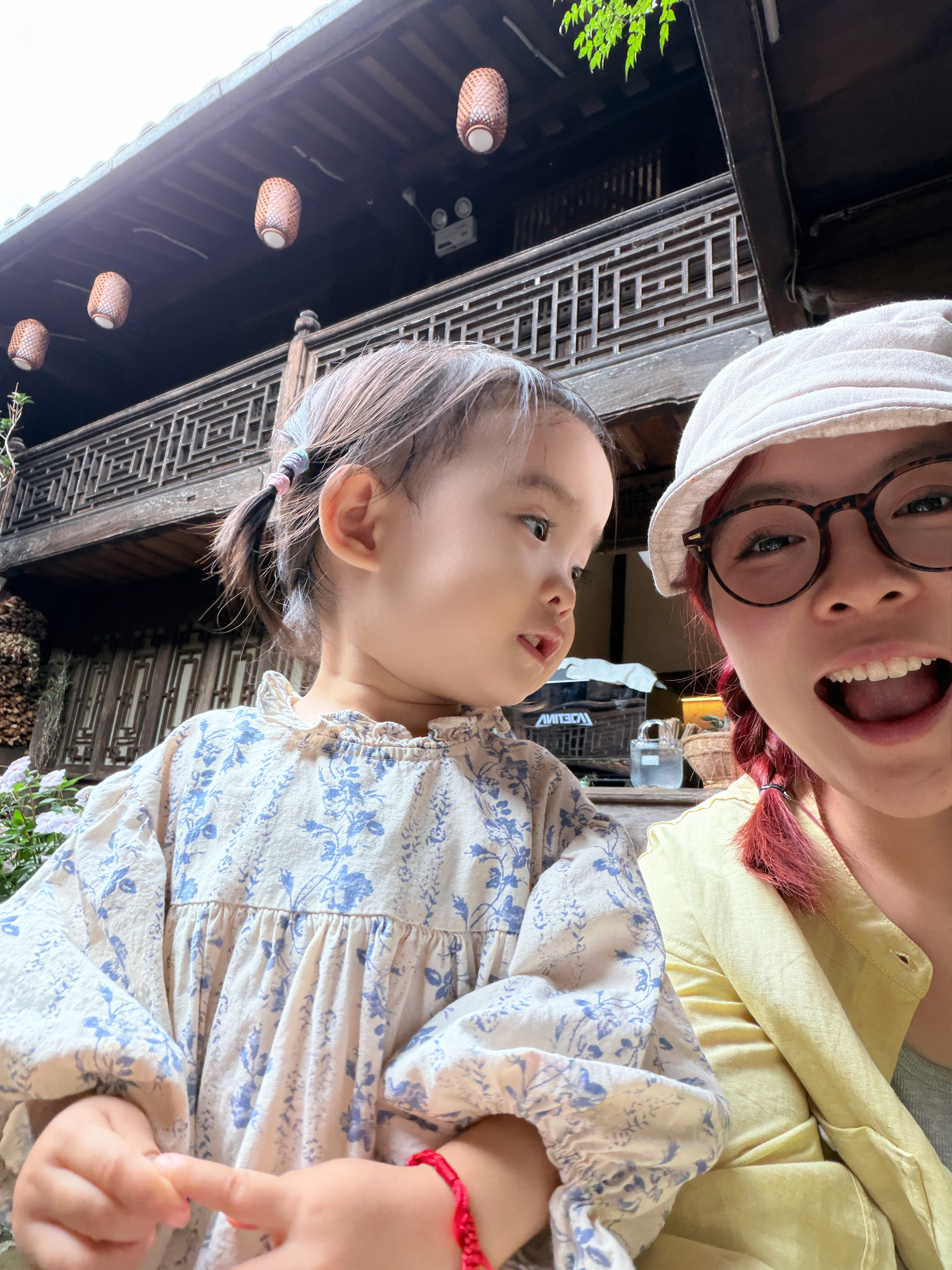 必须发一个九宫格表达闺女归来的快乐，走之前还是只能说词语，一个月不见，现在说话都能说句子了，太强了。前几天看儿保，医生说她语言能力已经达到两岁小朋友的水准了，这表达能力应该是随我了