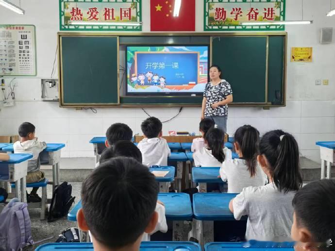 #埇桥校园快讯# 【朱仙庄镇育红小学开展秋季开学第一课主题班会活动】为做好新学期开学教育，9月1日，育红小学各班级开展2026年秋季开学第一课主题班会。班会中，班主任围绕校园安全、防校园欺凌、心理健康、行为习惯等方面开展教育。通过案例讲解、互动交流，普及交通、消防、防溺水、网络安全知识， ​