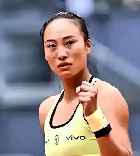 美网主办方现在肠子都悔青了吧？拒绝给伤愈复出的郑钦文外卡，非要把名额留给久疏战阵的大小威卖情怀。结果人家硬生生从资格赛杀进八强，还0-5逆转了斯瓦泰克。

主要信源：（极目新闻 ——郑钦文再演“0比5”奇迹逆转斯瓦泰克！美网官方将其比肩乔丹）

2026年美网开赛前，郑钦文的世界排名掉到了第121位