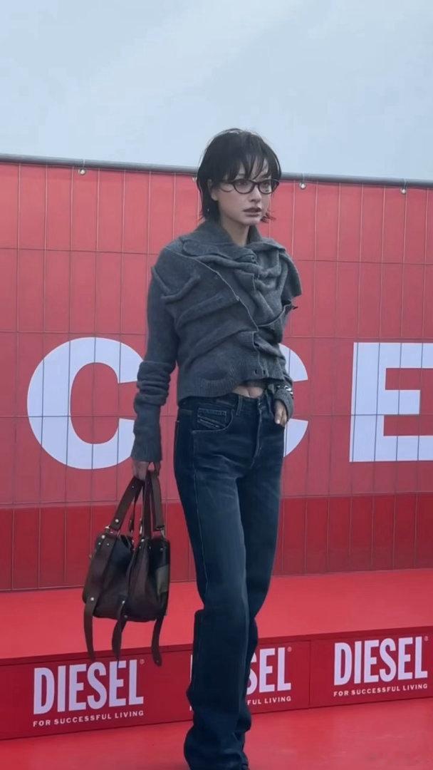 omg 这竟然是吴昕 好瘦好时髦… ​