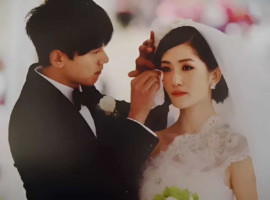 2011年，张杰、谢娜，二人在云南香格里拉举办婚礼，仪式环节中谢娜激动落泪，张杰为新娘谢娜拭去眼角的泪水时的一幕。