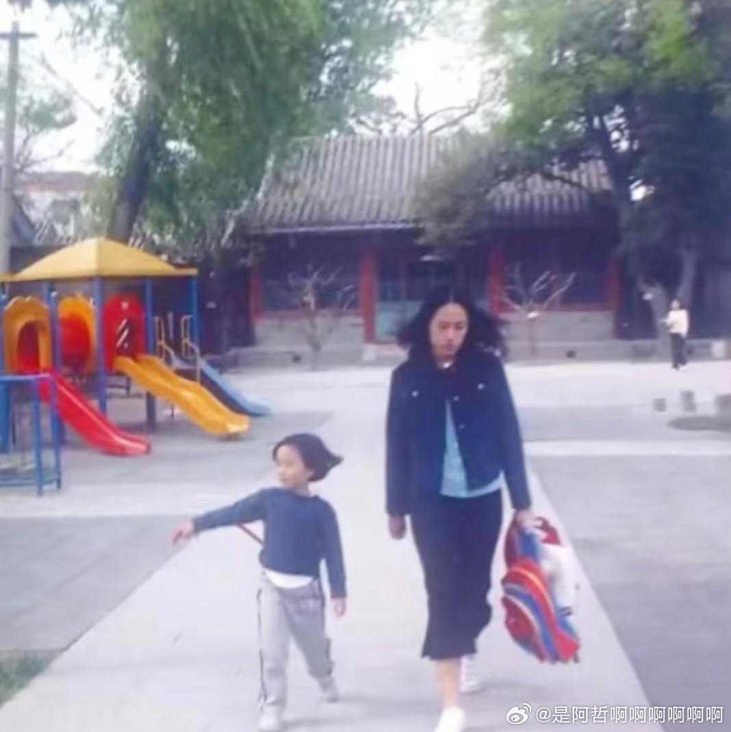 57岁高原庆生照曝光，老狼夫妇现身，女儿窦佳嫄陪伴左右，圈内老友悉数到场，没有窦唯没有四合院，女儿一句话道出24年心酸 ​