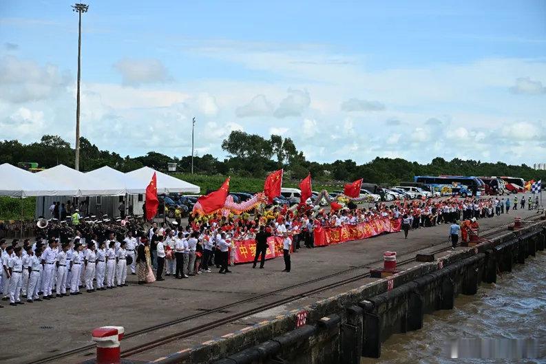 【海军第48批护航编队抵达缅甸进行友好访问】当地时间9月24日，中国海军第48批护航编队24日抵达缅甸仰光港，开始对缅甸进行为期5天的友好访问。（监制：牛洪波 王悦 编审：赵阳  编辑：娄欣辉 吕刘洋 作者：杜江帆 谭振振 马玉彬 徐涛涛 于子浩） ​​​​#海军##北海舰队# ​