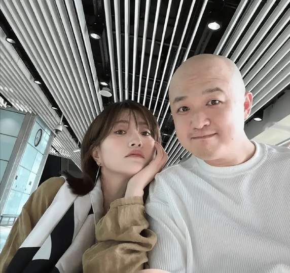 刷到包贝尔和包文婧出游的消息，我第一反应是：啊？这瓜还有后续呢？出轨风波才过去多久啊，这就手牵手出门玩了？说实话我都有点恍惚，感觉互联网的记忆是不是比我金鱼还短。

咱先捋捋这事儿为啥能火。包贝尔和包文婧这对夫妻，在娱乐圈里一直走的是&