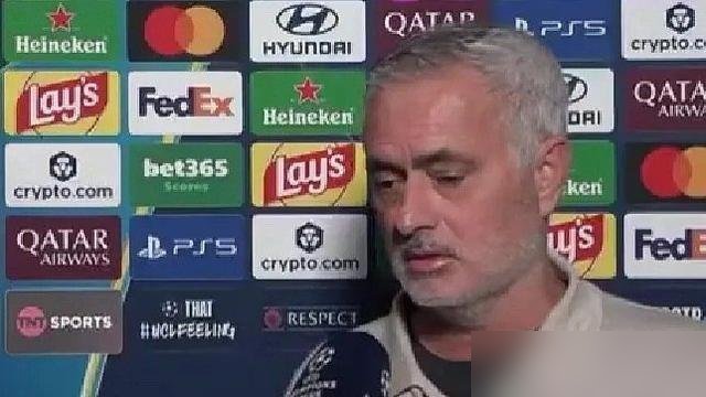 穆里尼奥这是不给自己留后路了，直接开炮。
欧冠赛前，他点名“内格雷拉案”，说这是世界足坛最大的裁判腐败丑闻。还拿意大利“电话门”比，那边尤文被罚降级，这边呢？他替皇马出头，意思很明白：有些账，不能就这么算了。
可他自己日子也不好过。带皇马11场9胜，联赛还落后巴萨6分，踢得没章法，弗洛伦蒂诺据说