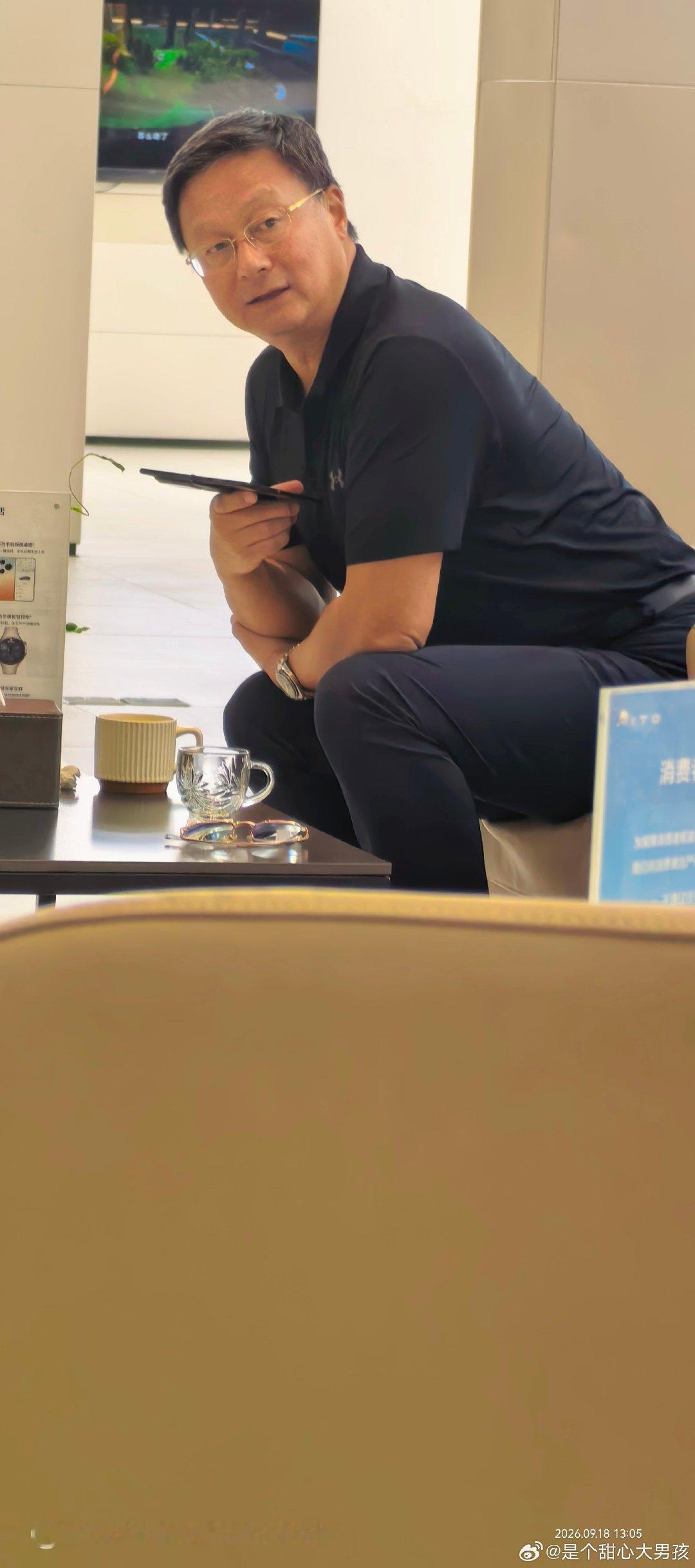 来保养车，看到一位正装可爱儒雅大叔来买新款M9，真养眼啊[允悲]他老婆在旁边太碍眼了，要不然和他交流一下用车心得[doge] ​​​