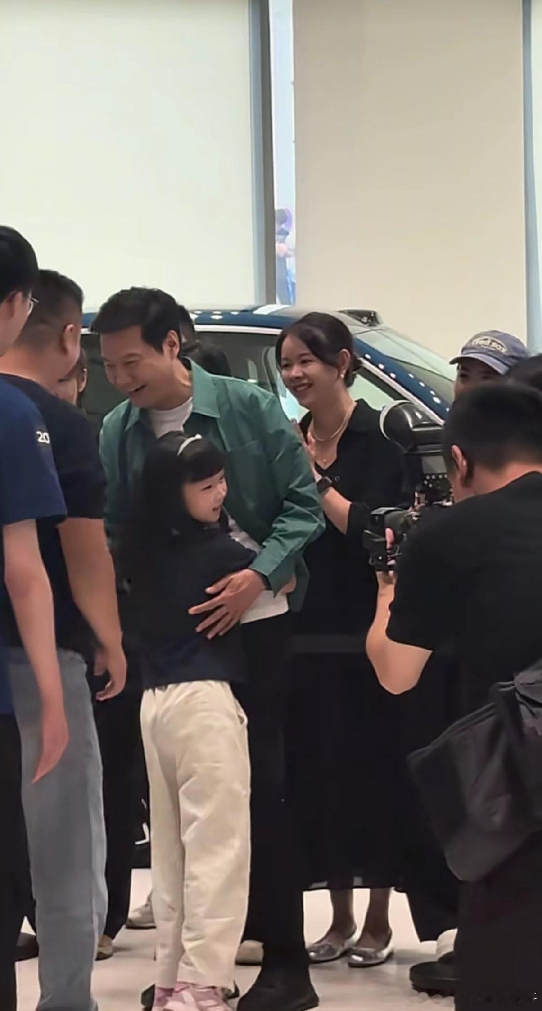 #一把抱住自己的偶像雷军是什么感觉# 
如果我是首批车主，我是不会放过这个机会的[哈哈]
勇敢的人先享受偶像的抱抱哈哈 ​