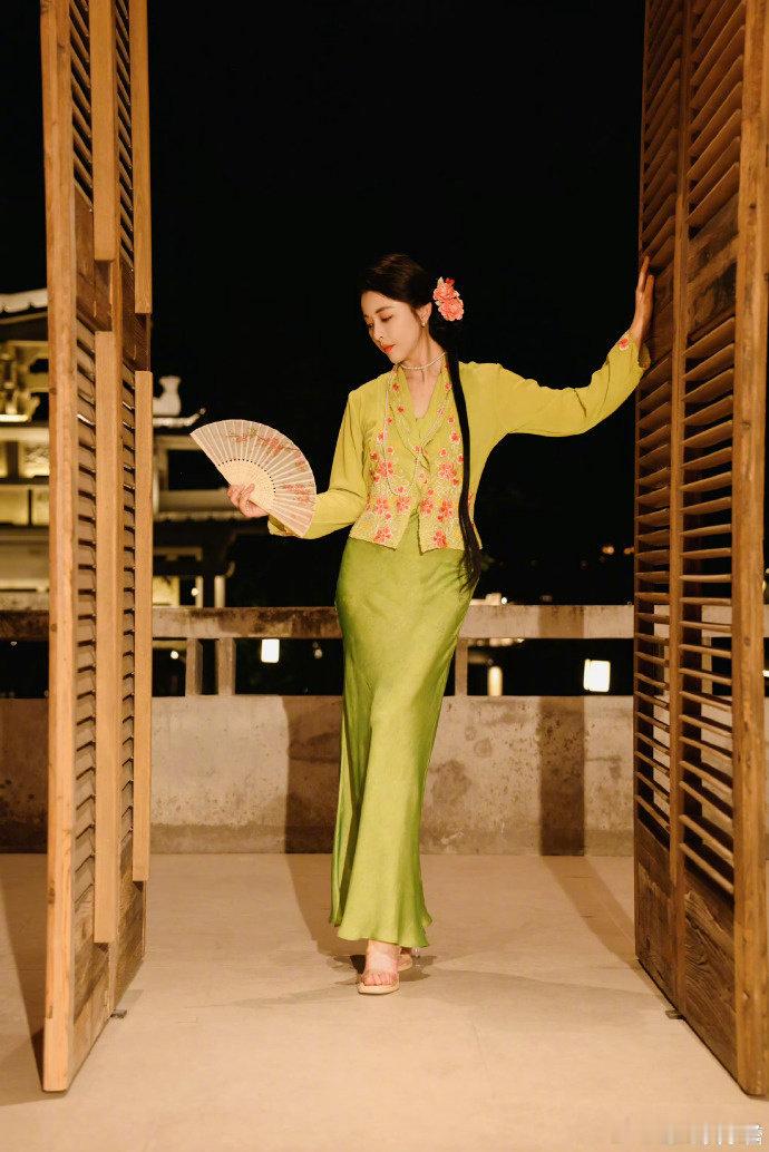 #黄小蕾回应被人做局#一个剧组遭遇了同一个事，太难绷住[泪奔][泪奔]两个姐姐也是都无奈了呀，不过这次不会对面又被注销吧[doge][doge][doge] ​#娱乐[超话]# ​