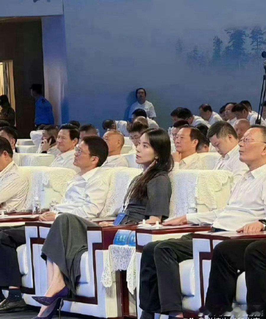 得承认蔚来的老板娘确实好看，谁都忍不住多看两眼 ​