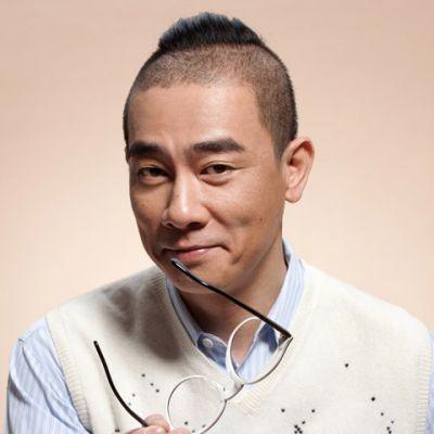 撞脸陈小春工人否认是其弟弟，别让网络脑补打扰普通人
 
近日福建一名工厂工人因长相酷似陈小春走红，五官神态高度相似，加上陈小春早年有弟弟被送养的往事，网友纷纷脑补寻亲故事，全网喊话认亲，话题迅速冲上热搜。
 
面对铺天盖地的猜测，当事人出面澄清。他表示自己并非抱养，家中有兄弟二人，网传特殊胎记也是谣