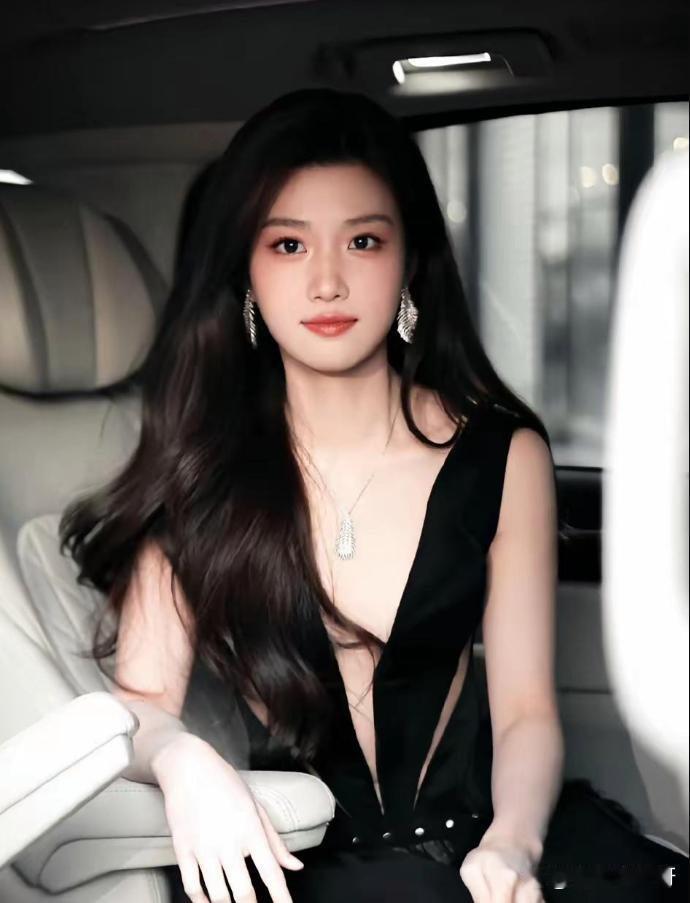 张凌赫还是太心软了
之前说不和卢昱晓合作
兜兜转转一圈，还是给了卢昱晓机会，刺棠大约9月份开机。
张凌赫还是一番男主，而卢昱晓这次是二番女主，其实角色和卢昱晓挺搭的，
苏落薇这个权谋大女主太贴她了，从温婉贵女到隐忍复仇皇后，满是拉扯压抑的内心戏，刚好契合她自带的清冷破碎感。
卢昱晓只要 ​