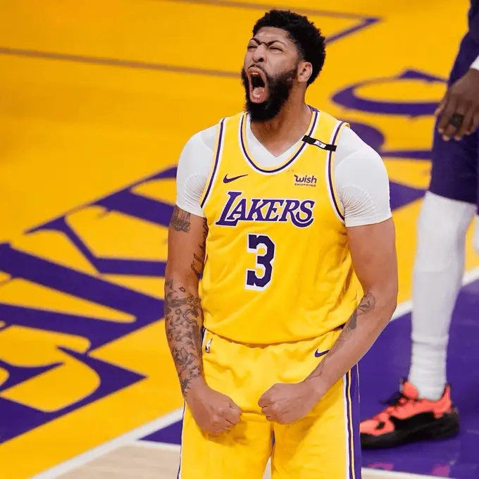 湖人媒体LakeShowYo问到：

“湖人应该退役安东尼-戴维斯的球衣吗？”

浓眉湖人生涯帮助洛杉矶拿到一座总冠军，并入选一次一阵、一次二阵和两次防守一阵。 ​